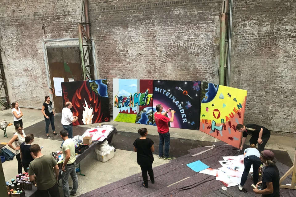 Lead N’Colour: Führungskräfte gestalten gemeinsam großformatige Graffiti-Leitbilder