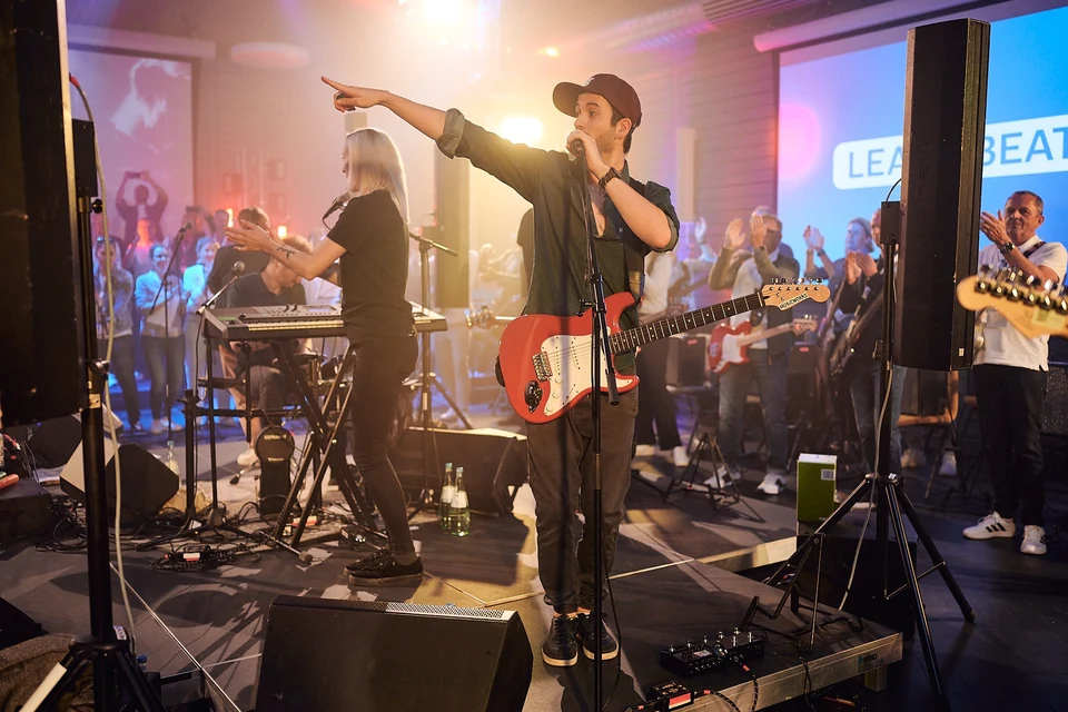 Lead N’Beat beim Leadership Offsite des Flughafens DUS: Liveband mit Publikum und Bühne