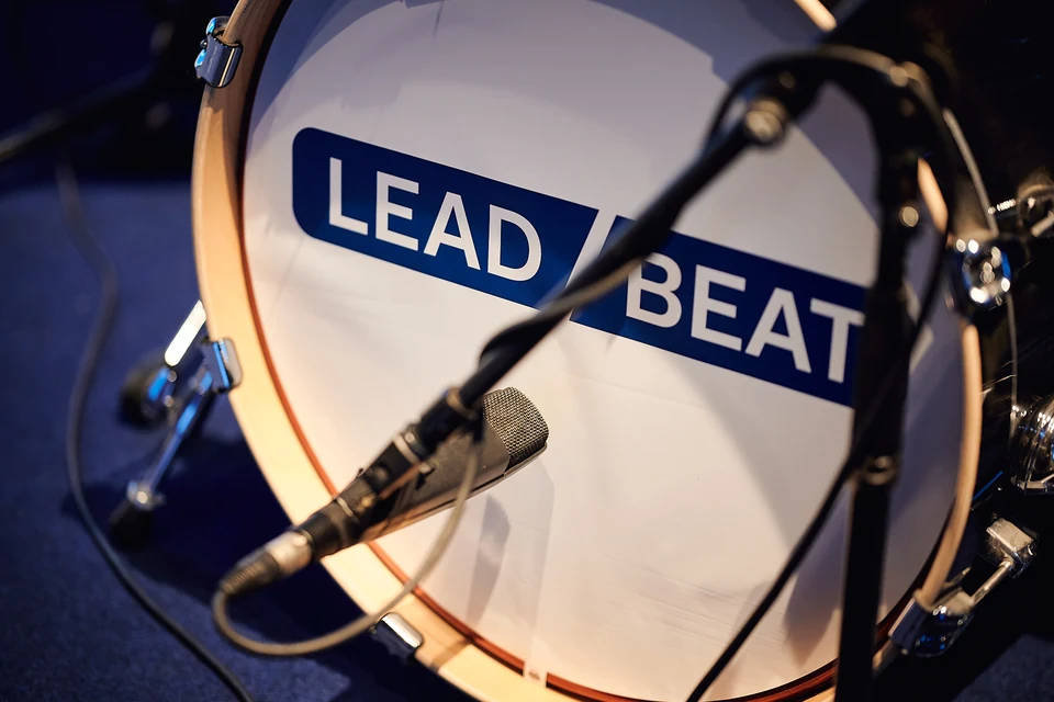 Lead N’Beat beim Leadership Offsite des Flughafens DUS: Bassdrum mit Lead N’Beat Branding