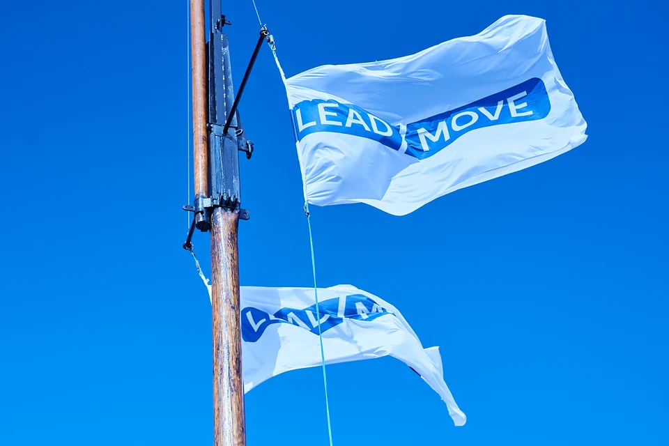 Lead N’Move: Fahnen im Wind als Teil des Outdoor-Formats