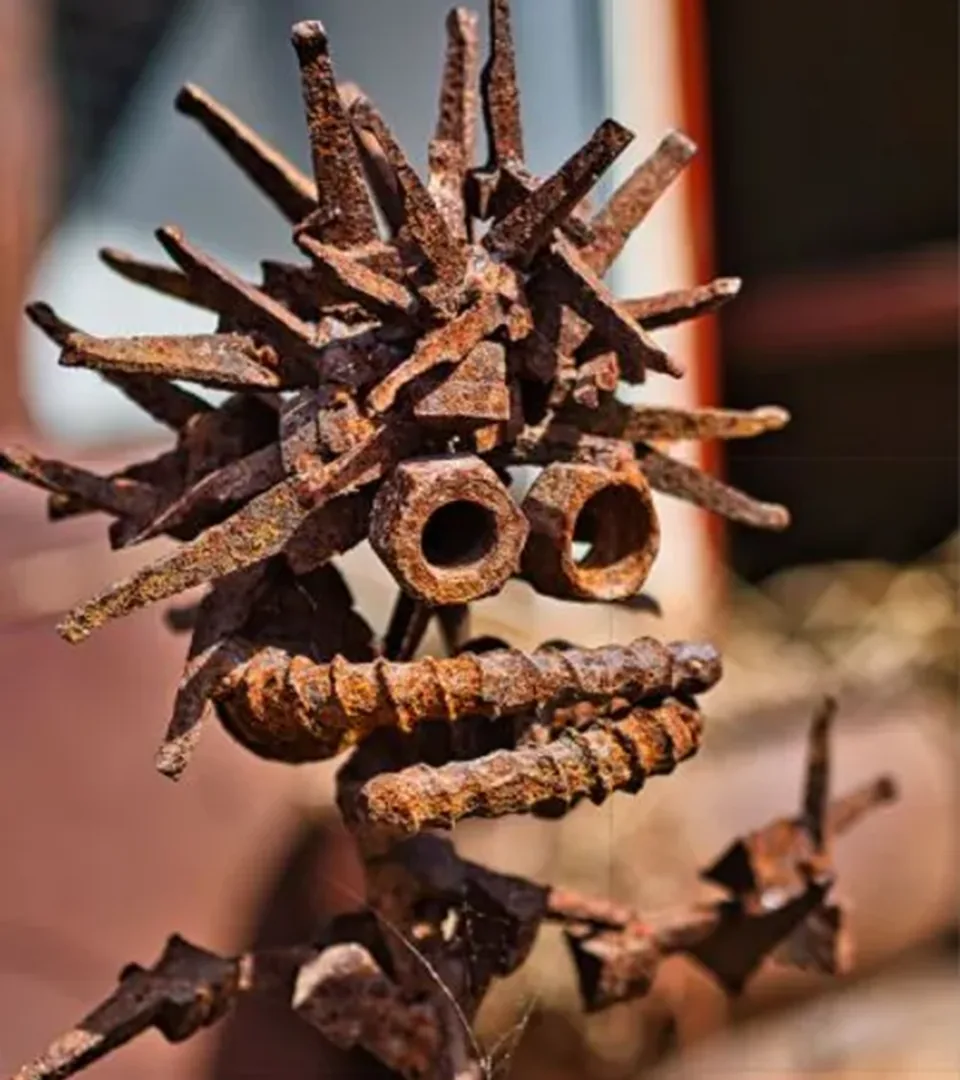 Metallskulptur aus verschweißten Fundstücken